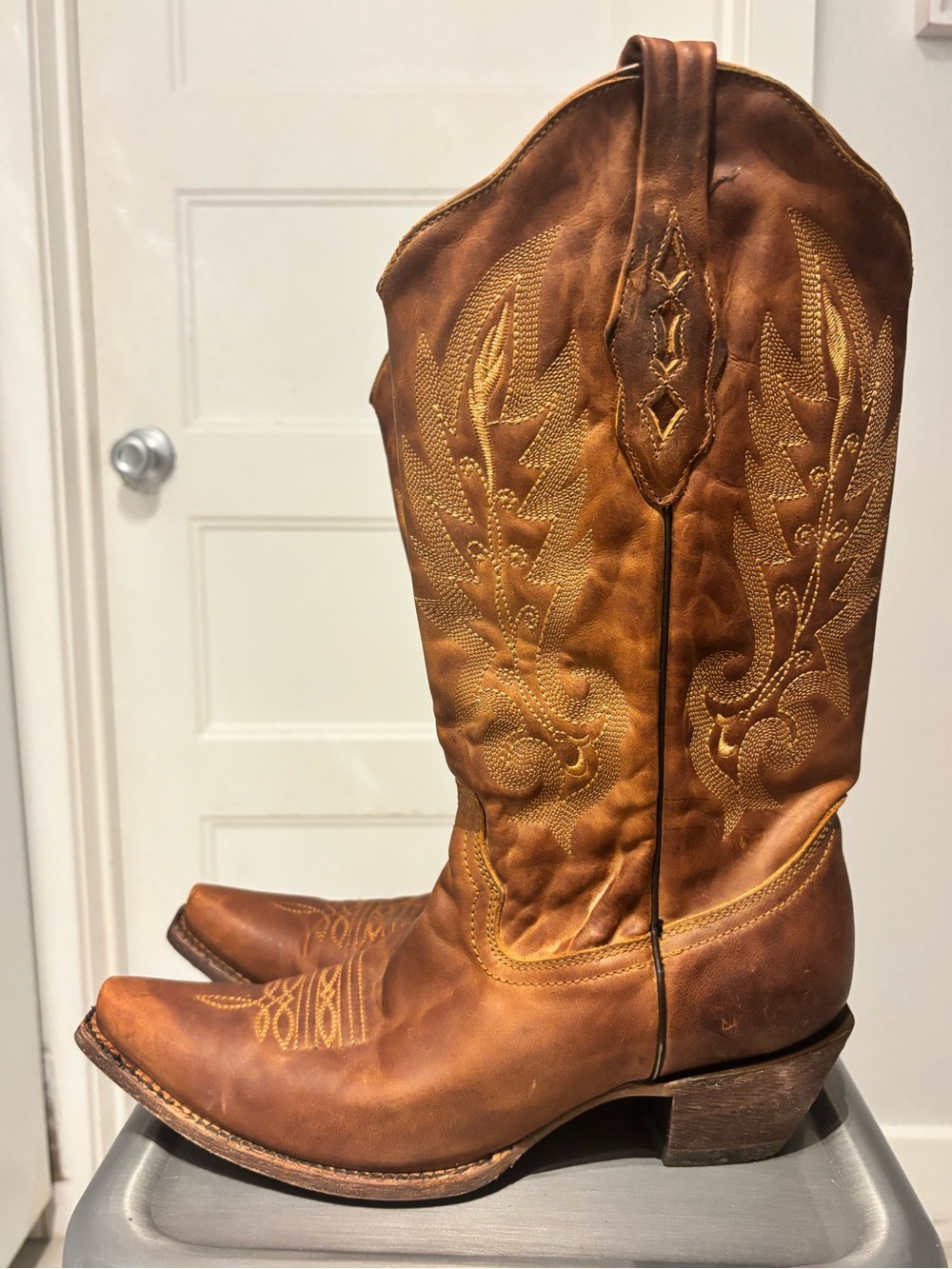 Gorgeous Corral cowboy Boots, tall vintage style embroidered